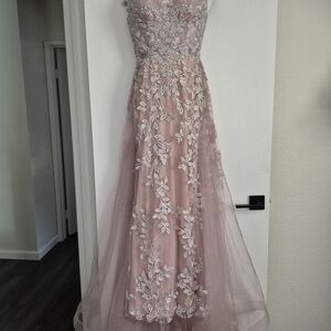 Elegant Lace Embroidered Evening Gown